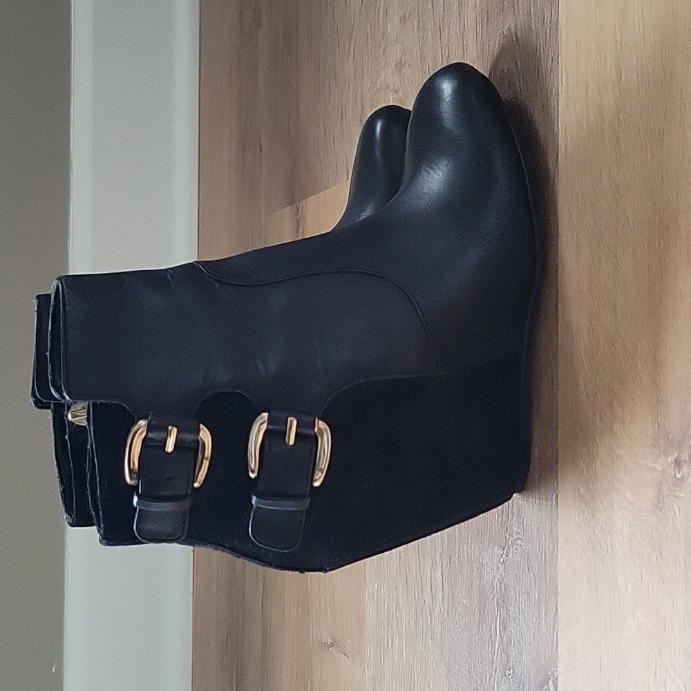 GUESS Black wedge bootie size 6.5